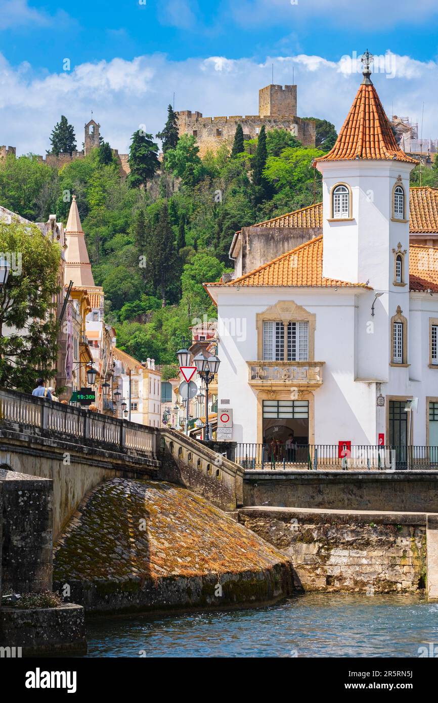 Portugal, Tomar, ancien siège de l'ordre des Templiers, Ponte Velha ou Pont Dom Manuel sur la rivière Nabao, est l'un des symboles de la ville, le château médiéval en arrière-plan Banque D'Images