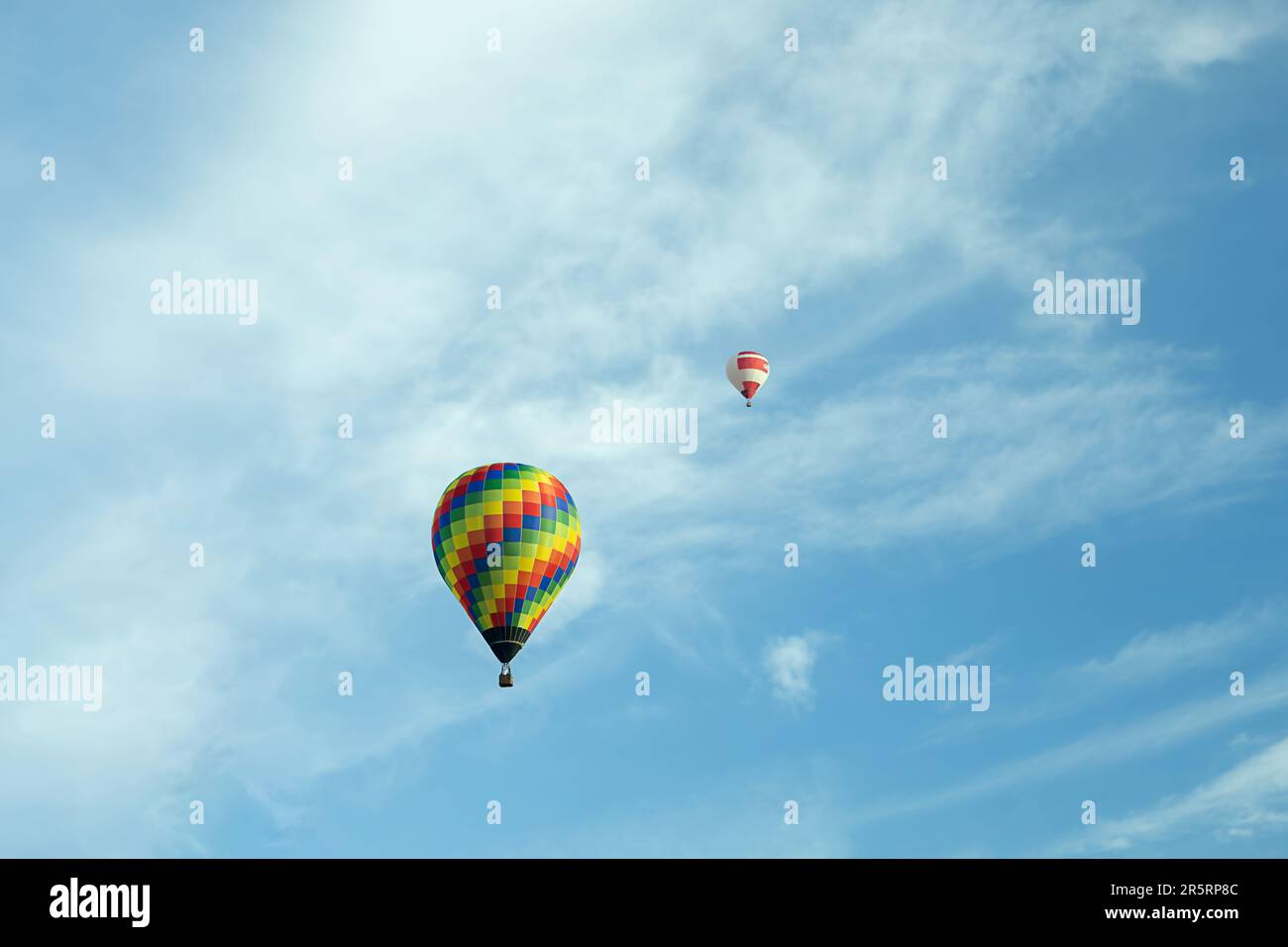 Ballon Volant Multicolore Dans Le Ciel Bleu Vif