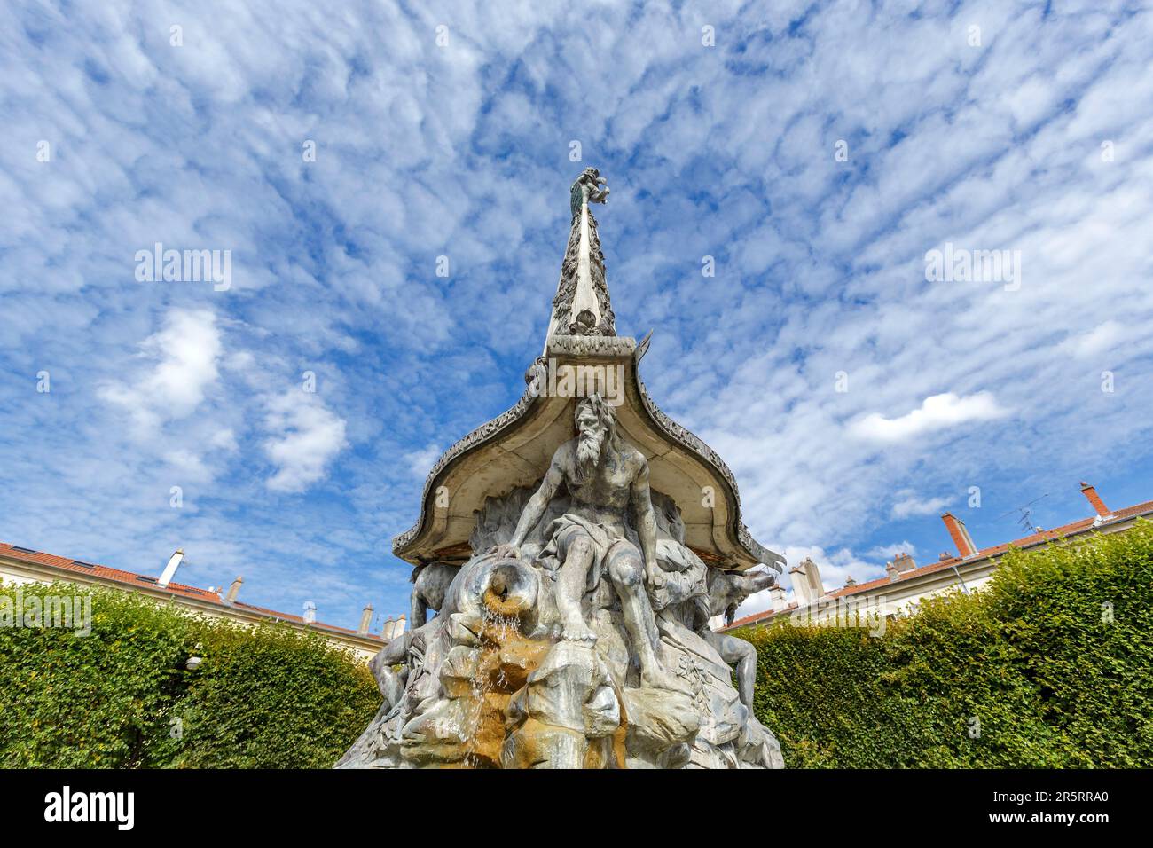 France, Meurthe et Moselle, fontaine du sculpteur Paul Louis Cyffle représentant trois personnes à barbes pour trois fleuves européens, l'Escault, la Meuse et le Rhin inspirée de la fontaine des 4 fleuves dans le style barocco par le Bernin pour la Piazza Navona à Rome, situé place d'Allinace (place de l'Alliance) situé dans la zone classée au patrimoine mondial de l'UNESCO Banque D'Images