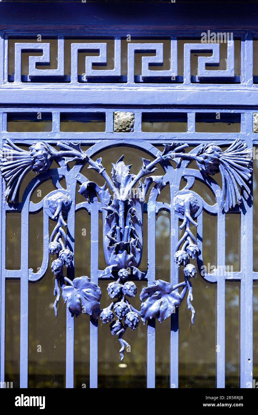 France, Meurthe et Moselle, Nancy, détail de l'œuvre d'art en fer forgé par Edgar Brandt de la porte de l'ancien Hôtel Lang construit par l'architecte Charles désir Bourgon en 1887 pour le fabricant Raphael lang. En 1906, le bâtiment est transformé par Joseph Hornecker et devient un immeuble de bureaux pour la Société Nanceienne de crédit industriel et de dépôts (SNIC) qui devient la Société nanceienne Varin Bernier (SNVB) après la première Guerre mondiale aujourd'hui, la banque CIC située place Maginot (place Maginot) Banque D'Images