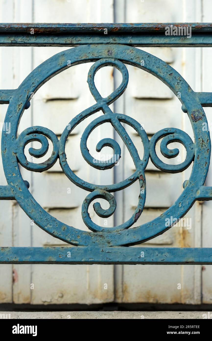 France, Meurthe et Moselle, Nancy, détail de la ferronnerie en fer forgé de la balustrade de la fenêtre de l'appartement de Pierre Henri Marie Schaeffer (Henri le père était professeur de violon parent de la famille Majorelle et Sidonie Lucie la mère était chanteuse d'opéra et professeur de musique) père de musique concrète et électro acoustique représentant une note musicale sur la façade d'un immeuble situé impasse Clerin Banque D'Images