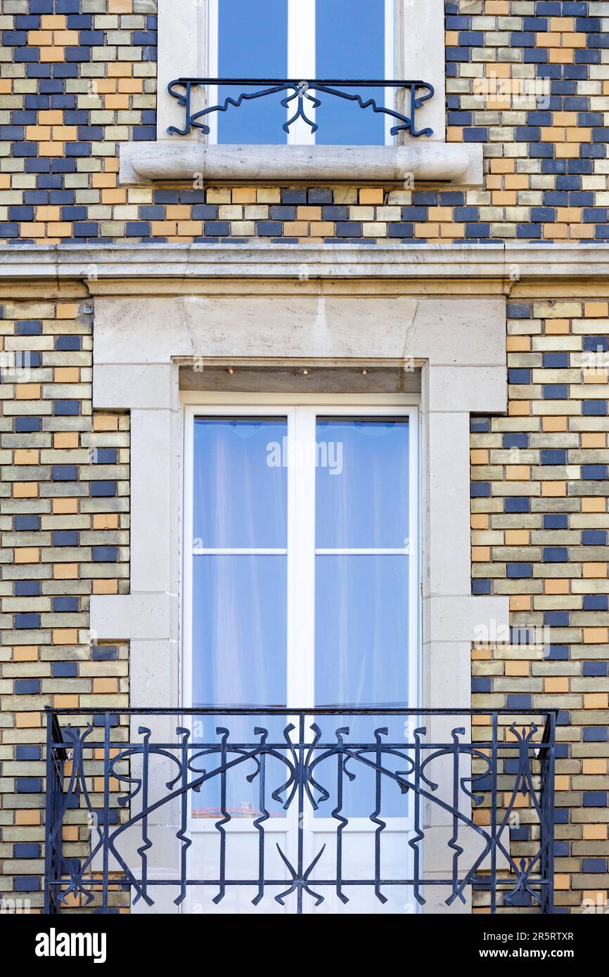 France, Meurthe et Moselle, Nancy, façade d'une maison en briques et fer  forgé de la rambarde du balcon située rue Eugen Photo Stock - Alamy