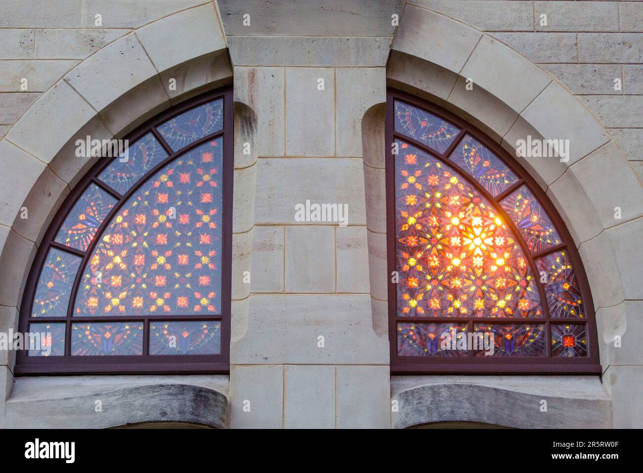France, Meurthe et Moselle, Nancy, détail de la façade et du vitrail de style oriental qui a remplacé l'ancien détruit par le bombardement de la maison en 1916 de la Villa Majorelle aussi appelée Villa Jika en style Art Nouveau classée Maison des Illsutres construite par les architectes Henri sauvage et Lucien Weissenburger entre 1901 et 1902, décorations sur la façade en céramique de grès vernissé représentant des fleurs de fuchsia par Alexandre Bigot et ferronnerie en fer forgé par Louis Majorelle située rue Louis Majorelle Banque D'Images