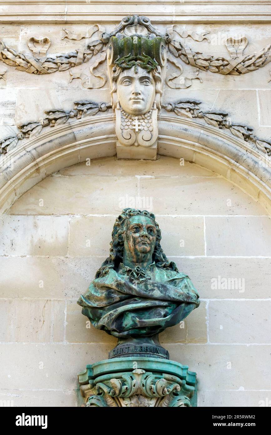 France, Meurthe et Moselle, Nancy, sculpture représentant Ferdinand de Saint urbain, architecte, maître graveur et illsutrateur de Charles Pretre sur la façade néoclassique de la fontaine Vaudemont située dans le secteur de la place Stanislas (place Stanislas ancienne place royale) construite par Stanislas Leszczynski, roi de Pologne et dernier duc de Lorraine au 18e siècle, inscrit au patrimoine mondial de l'UNESCO Banque D'Images