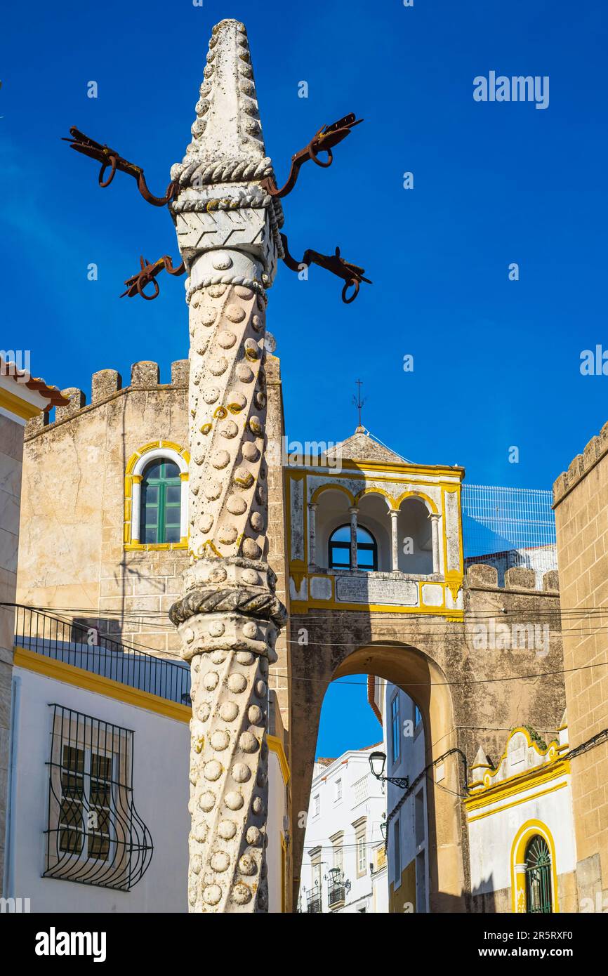 Portugal, région de l'Alentejo, Elvas, ville fortifiée de garnison (patrimoine mondial de l'UNESCO), Arc de Santa Clara, vestiges des murs arabes du 10e siècle, et le pilori Maneline Banque D'Images