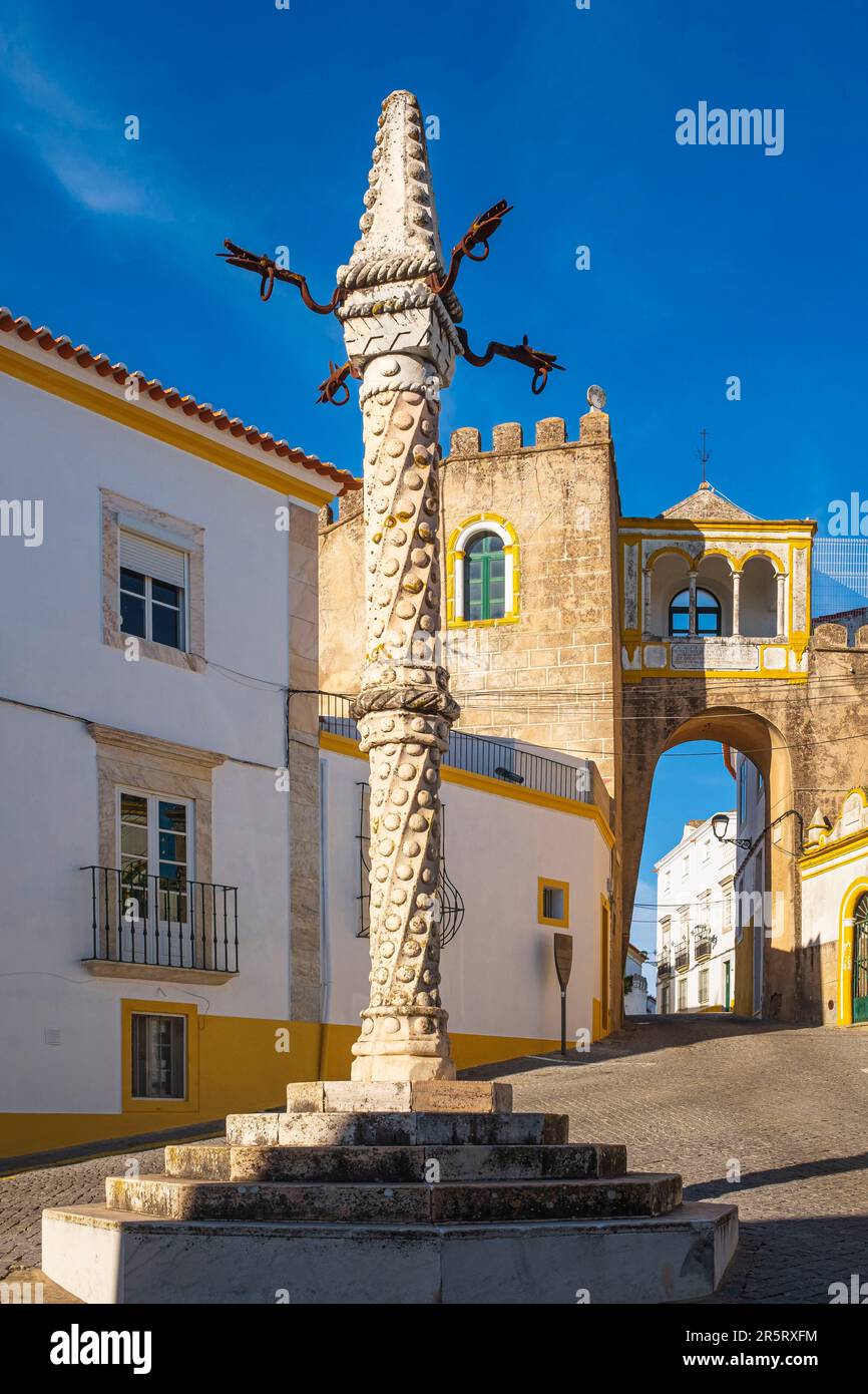 Portugal, région de l'Alentejo, Elvas, ville fortifiée de garnison (patrimoine mondial de l'UNESCO), Arc de Santa Clara, vestiges des murs arabes du 10e siècle, et le pilori Maneline Banque D'Images