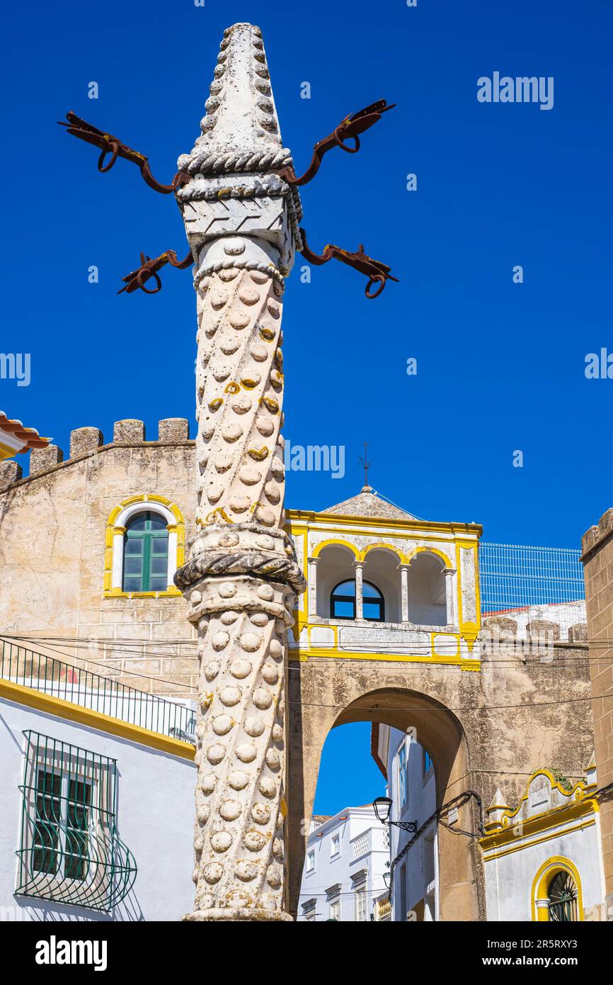 Portugal, région de l'Alentejo, Elvas, ville fortifiée de garnison (patrimoine mondial de l'UNESCO), Arc de Santa Clara, vestiges des murs arabes du 10e siècle, et le pilori Maneline Banque D'Images