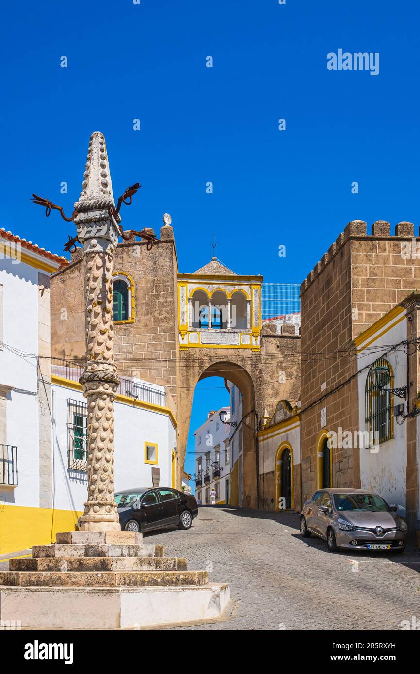 Portugal, région de l'Alentejo, Elvas, ville fortifiée de garnison (patrimoine mondial de l'UNESCO), Arc de Santa Clara, vestiges des murs arabes du 10e siècle, et le pilori Maneline Banque D'Images