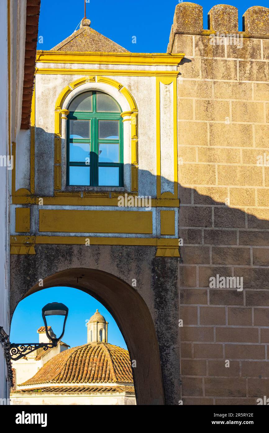 Portugal, région de l'Alentejo, Elvas, ville fortifiée de garnison (patrimoine mondial de l'UNESCO), Arche de Santa Clara, vestiges des murs arabes du 10th siècle Banque D'Images