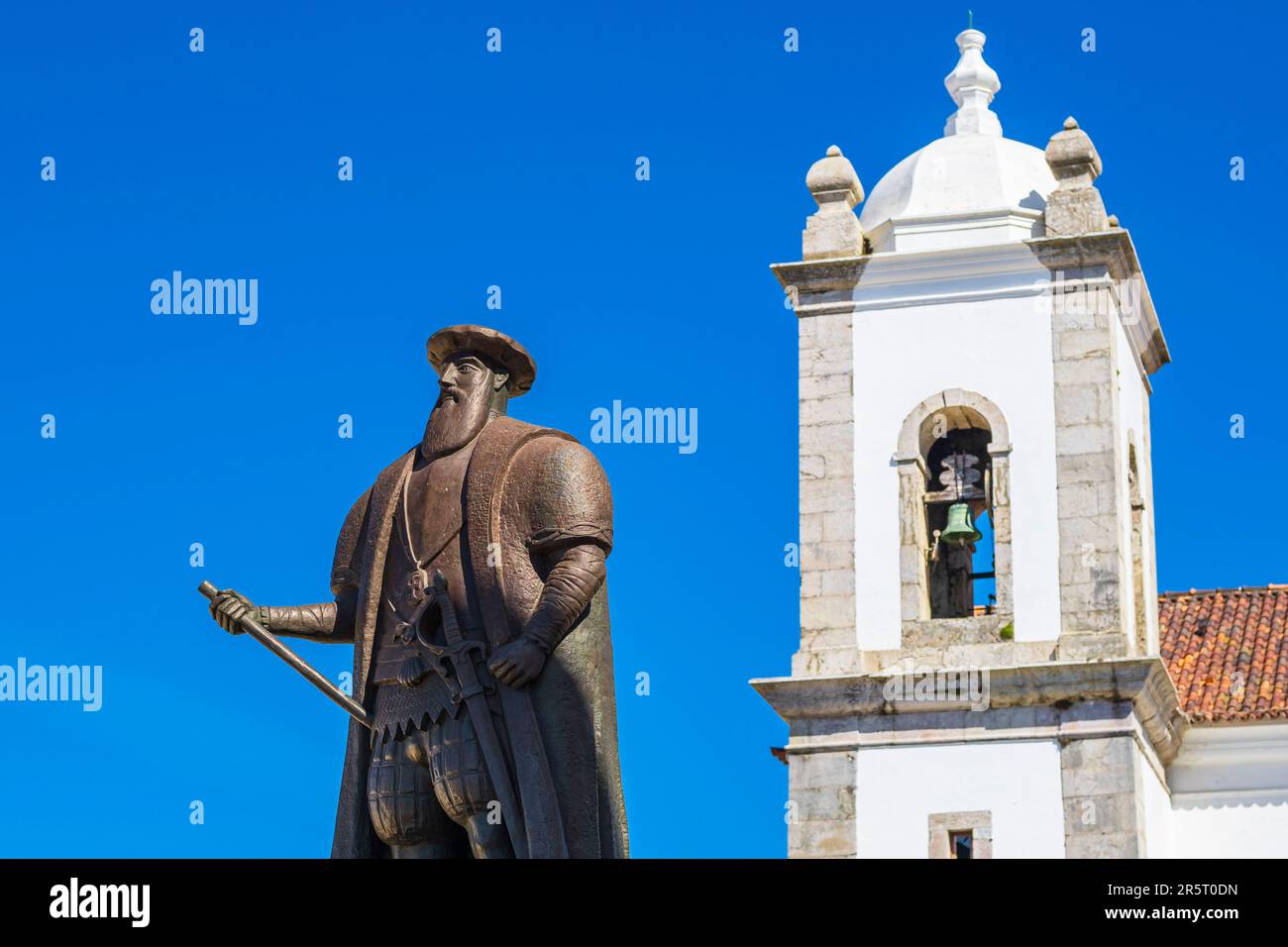 Portugal, région de l'Alentejo, Sines, église et statue de Sao Salvador en hommage à Vasco de Gama né à Sines (1469-1524), grand navigateur portugais et premier européen à atteindre l'Inde par la mer Banque D'Images