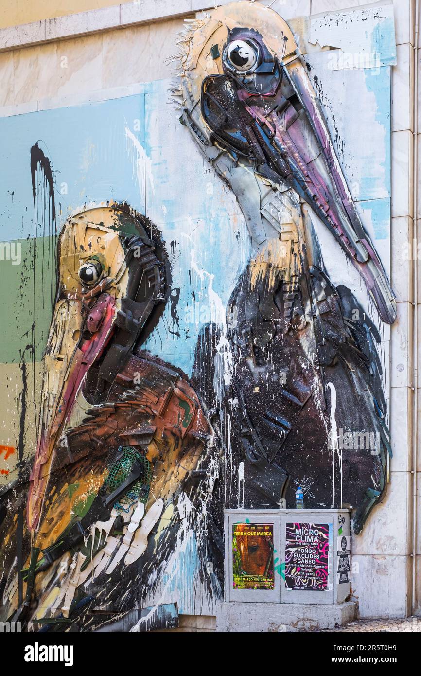 Portugal, Lisbonne, fresque de l'artiste portugais Bordalo II (Artur Bordalo), série Big Trash Animals, œuvres faites à partir de déchets de toutes sortes Banque D'Images