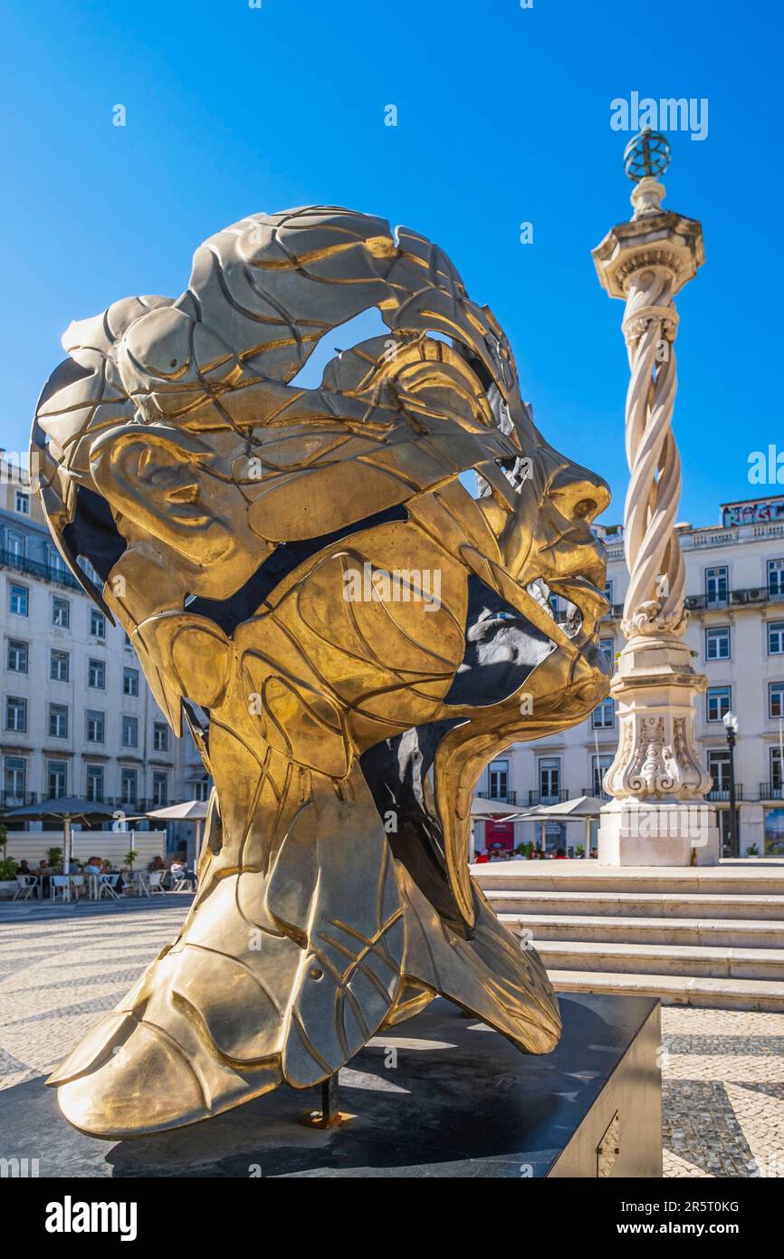 Portugal, Lisbonne, Praça do Município, sculpture Pareidolie de l’artiste plasticien français d’origine portugaise Hopare (ou Alexandre Monteiro) et du Pelourinho de Lisboa (Pilori de Lisbonne) Banque D'Images