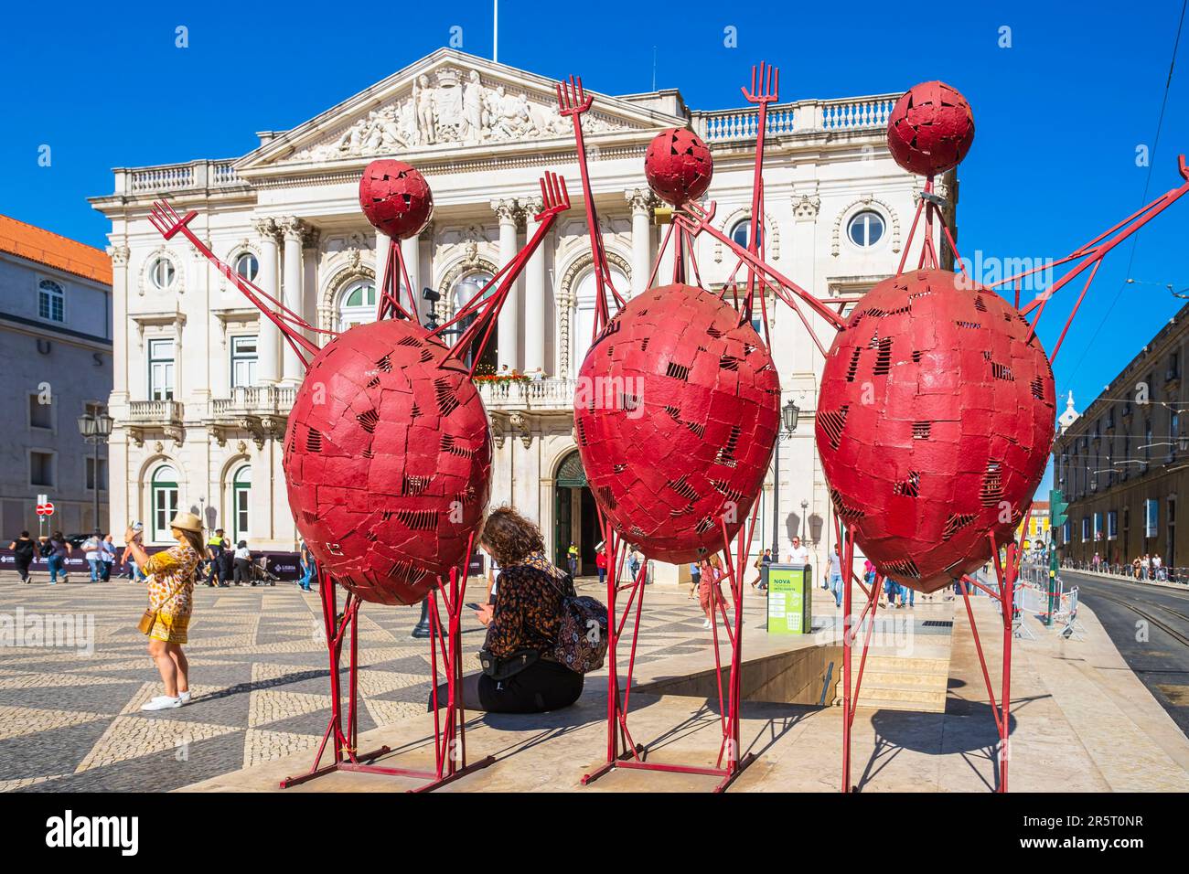 Portugal, Lisbonne, Praça do município, sculpture Grade de l'artiste Jorge Vieira en face de l'hôtel de ville de Lisbonne, bâtiment néoclassique Banque D'Images