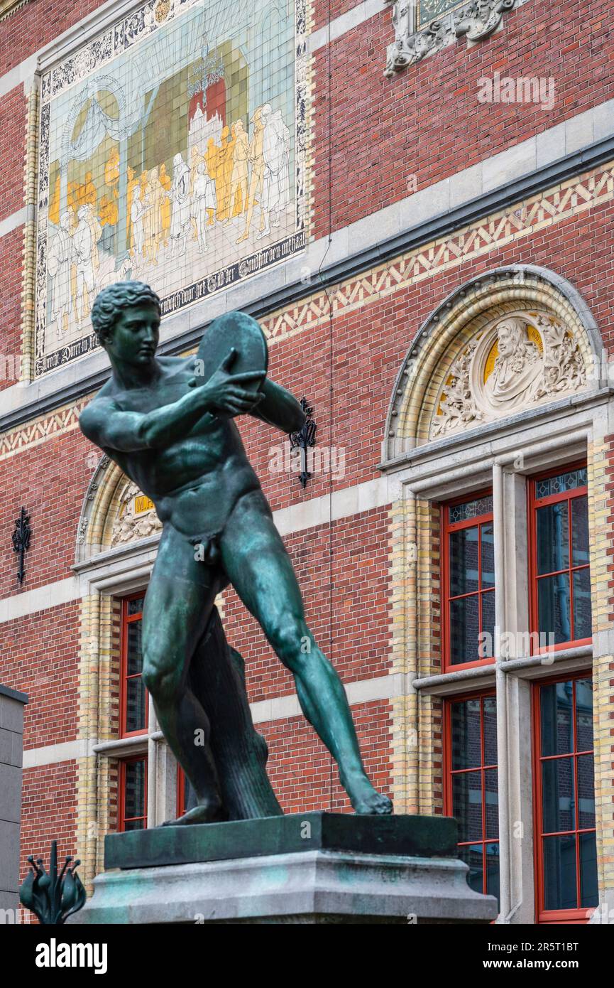 Pays-Bas, Amsterdam, centre-ville, statue du Rijksmuseum Banque D'Images