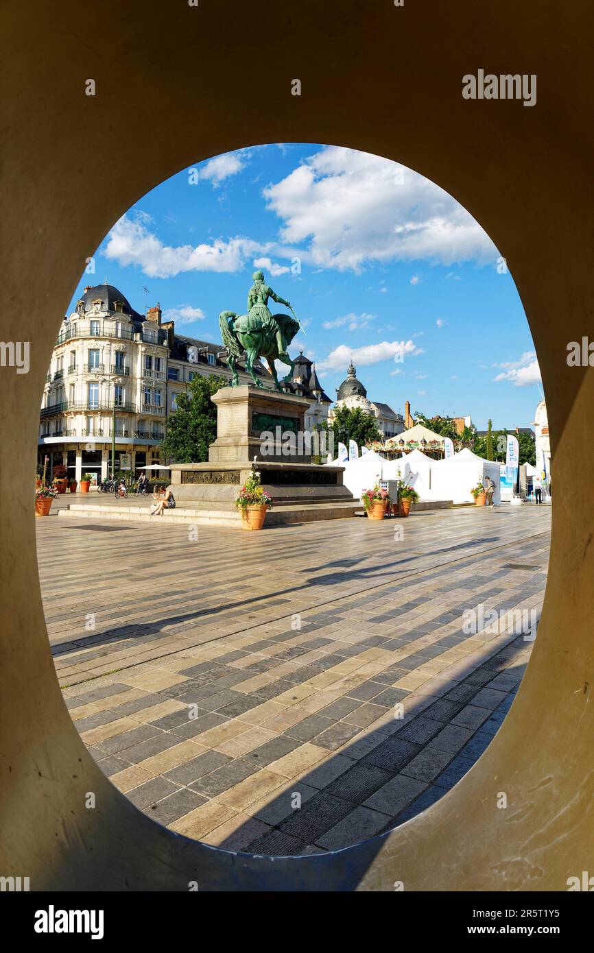 France, Loiret, Orléans, place du Martroi avec la statue équestre de Jeanne d'Arc réalisée en 1855 par Denis Foyatier, le grand O d'Orléans a été conçu par l'artiste Orléans Jean Dubrana Banque D'Images