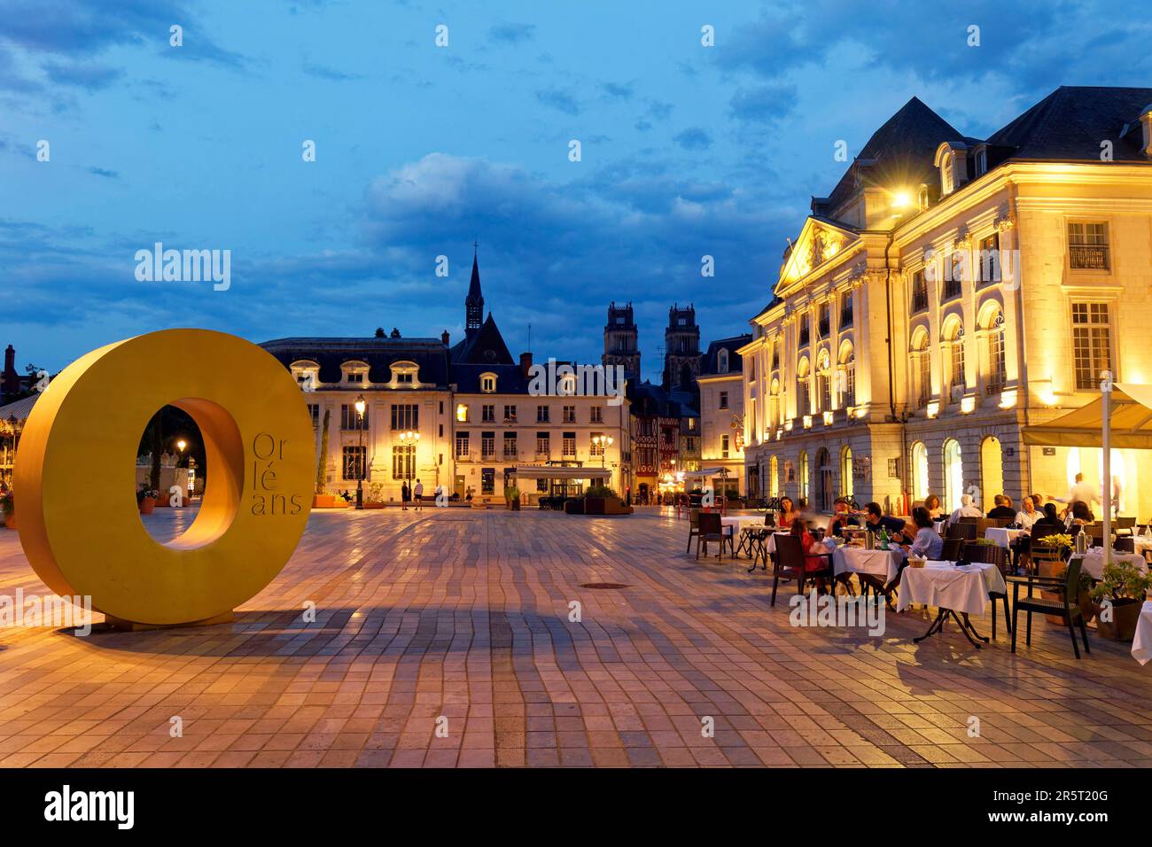 France, Loiret, Orléans, la place du Martroi avec le grand O d'Orléans a été dessinée par l'artiste Orléans Jean Dubrana et la cathédrale Sainte Croix en arrière-plan Banque D'Images