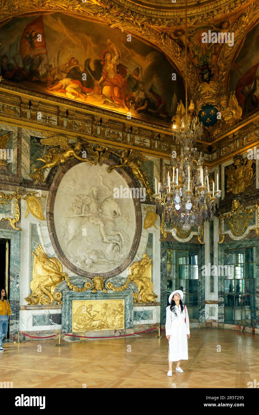 France, Yvelines, Versailles, château de Versailles classé au patrimoine mondial de l'UNESCO, le salon de Guerre au bout de la Galerie des glaces avec le roi Louis XIV Banque D'Images