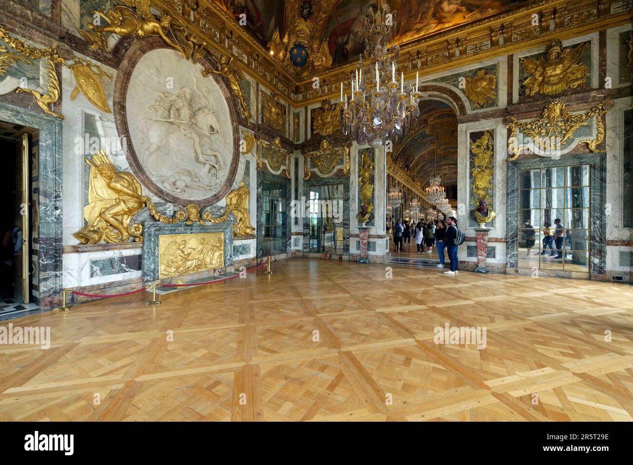 France, Yvelines, Versailles, château de Versailles classé au patrimoine mondial de l'UNESCO, le salon de Guerre au bout de la Galerie des glaces avec le roi Louis XIV Banque D'Images