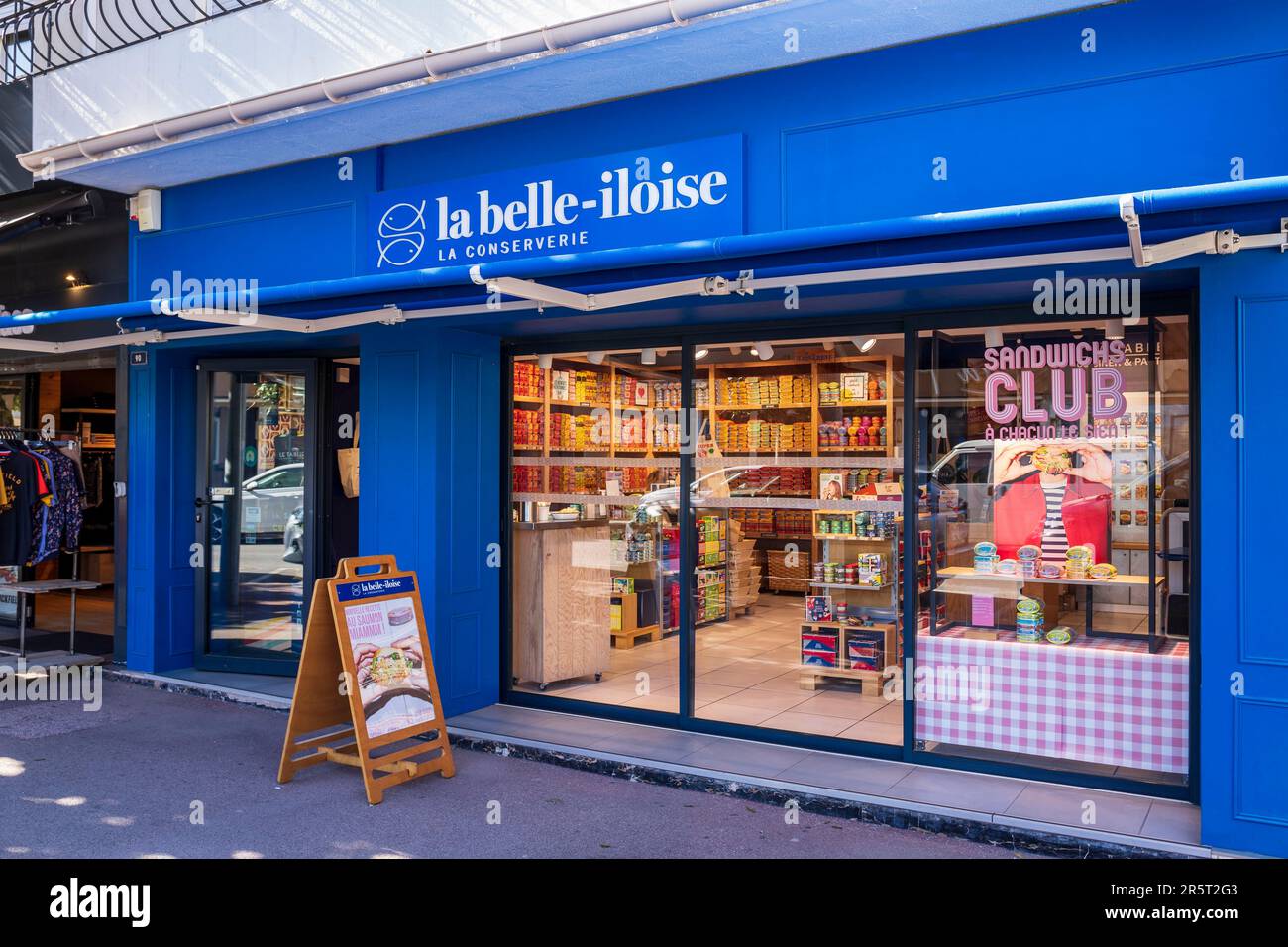 France, Var, Cavalaire-sur-Mer, façade de la Belle-iloise sur l'avenue des alliés Banque D'Images