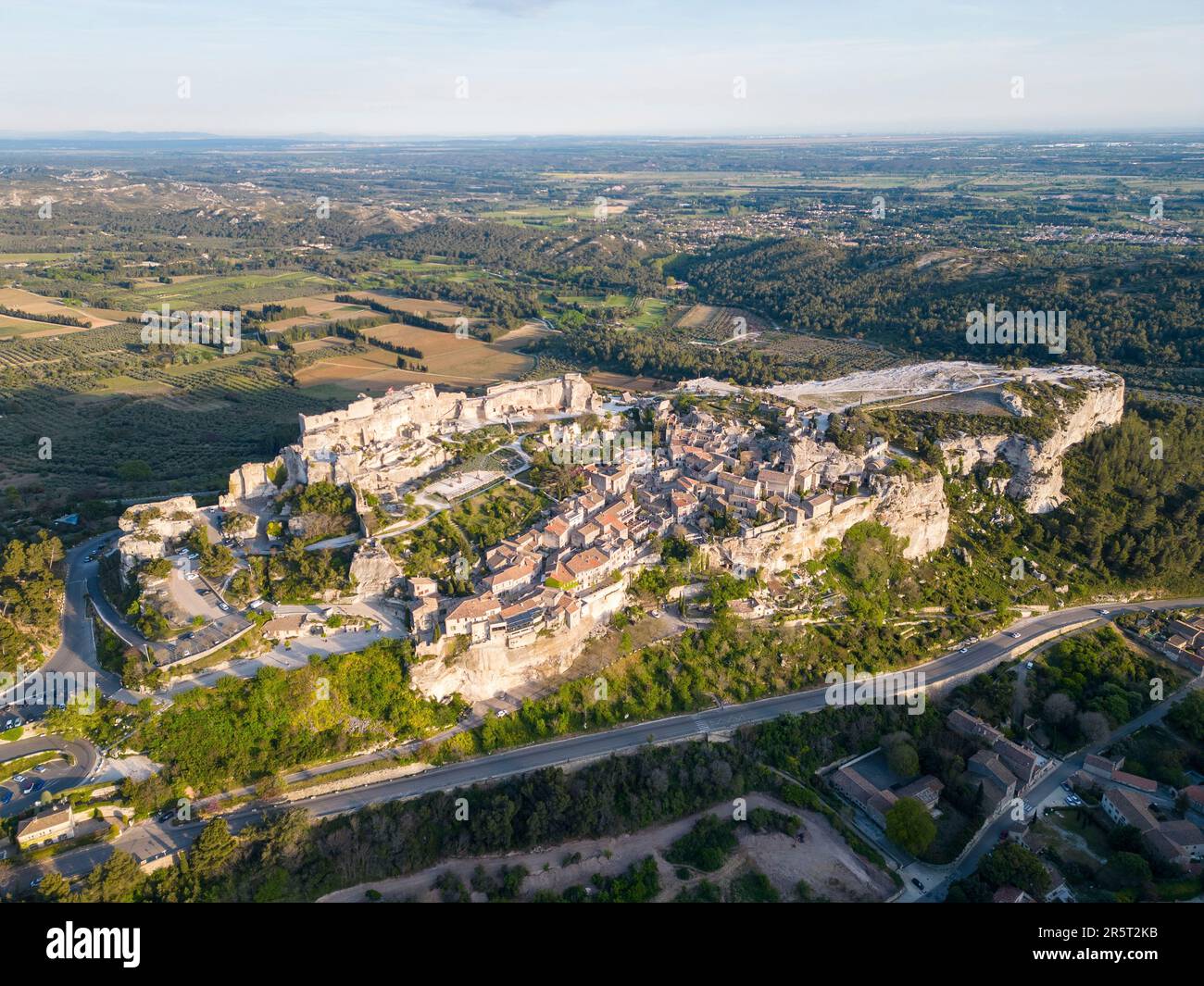 France, Bouches-du-Rhône, Parc naturel régional des Alpilles, les Baux-de-Provence, labellisé un des plus beaux villages de France, Val d'Enfer avec le village et les ruines du château fort du 11e siècle (vue aérienne) Banque D'Images
