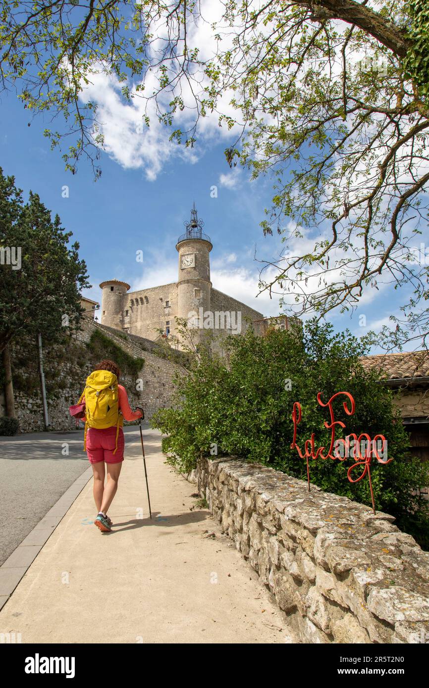 France, Gard, Lussan (village perché), labellisé un des plus beaux villages de France, château abritant actuellement près de la mairie, signe d'une ancienne forge au premier plan Banque D'Images
