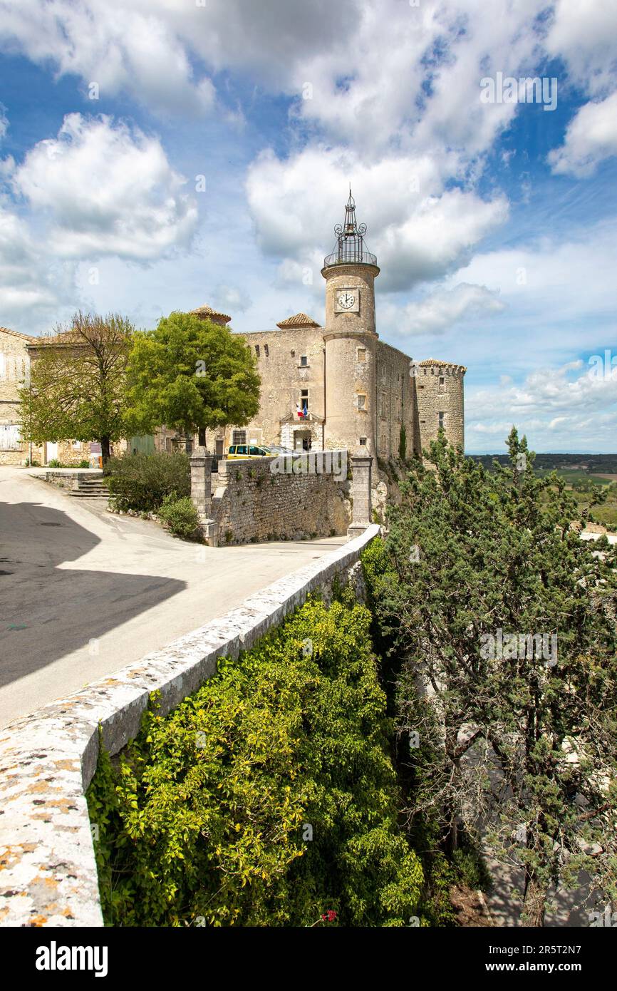 France, Gard, Lussan (village perché), un des plus beaux villages de France, château abritant actuellement l'hôtel de ville Banque D'Images
