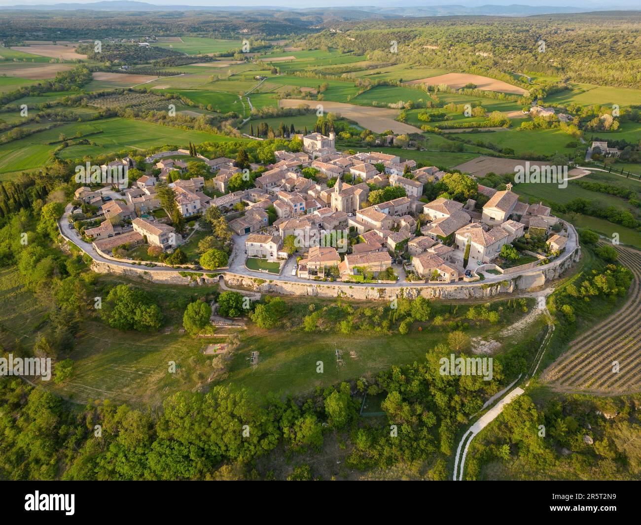 France, Gard, Lussan (village perché), marqué comme l'un des plus beaux villages de France (vue aérienne) Banque D'Images