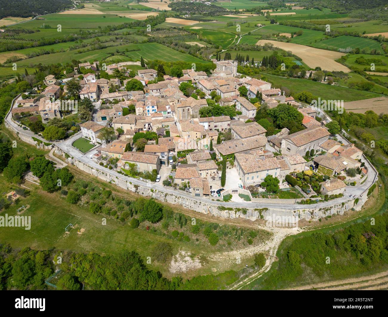France, Gard, Lussan (village perché), marqué comme l'un des plus beaux villages de France (vue aérienne) Banque D'Images