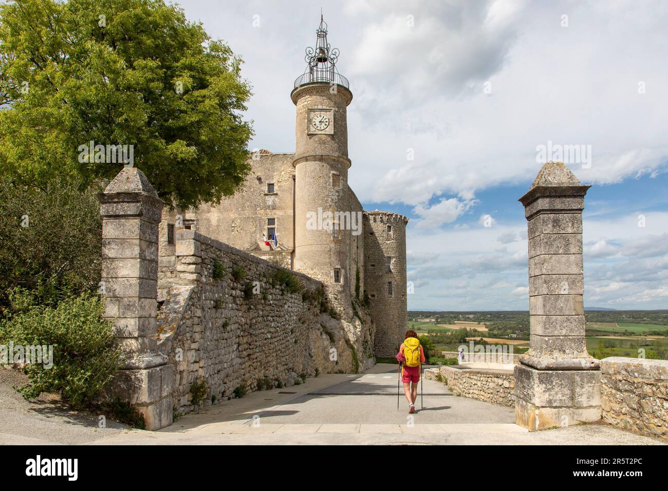 France, Gard, Lussan (village perché), un des plus beaux villages de France, château abritant actuellement l'hôtel de ville Banque D'Images
