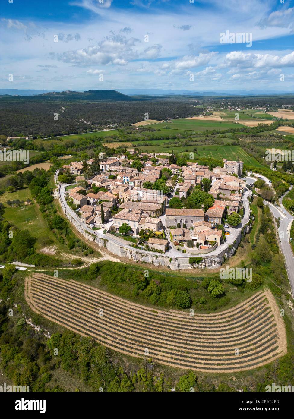 France, Gard, Lussan (village perché), marqué comme l'un des plus beaux villages de France, plantation de lavande en premier plan (vue aérienne) Banque D'Images