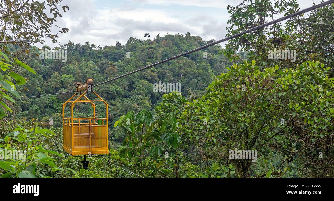 Téléphérique de Tarabita au-dessus de la forêt nuageuse de Mindo, Équateur. Banque D'Images