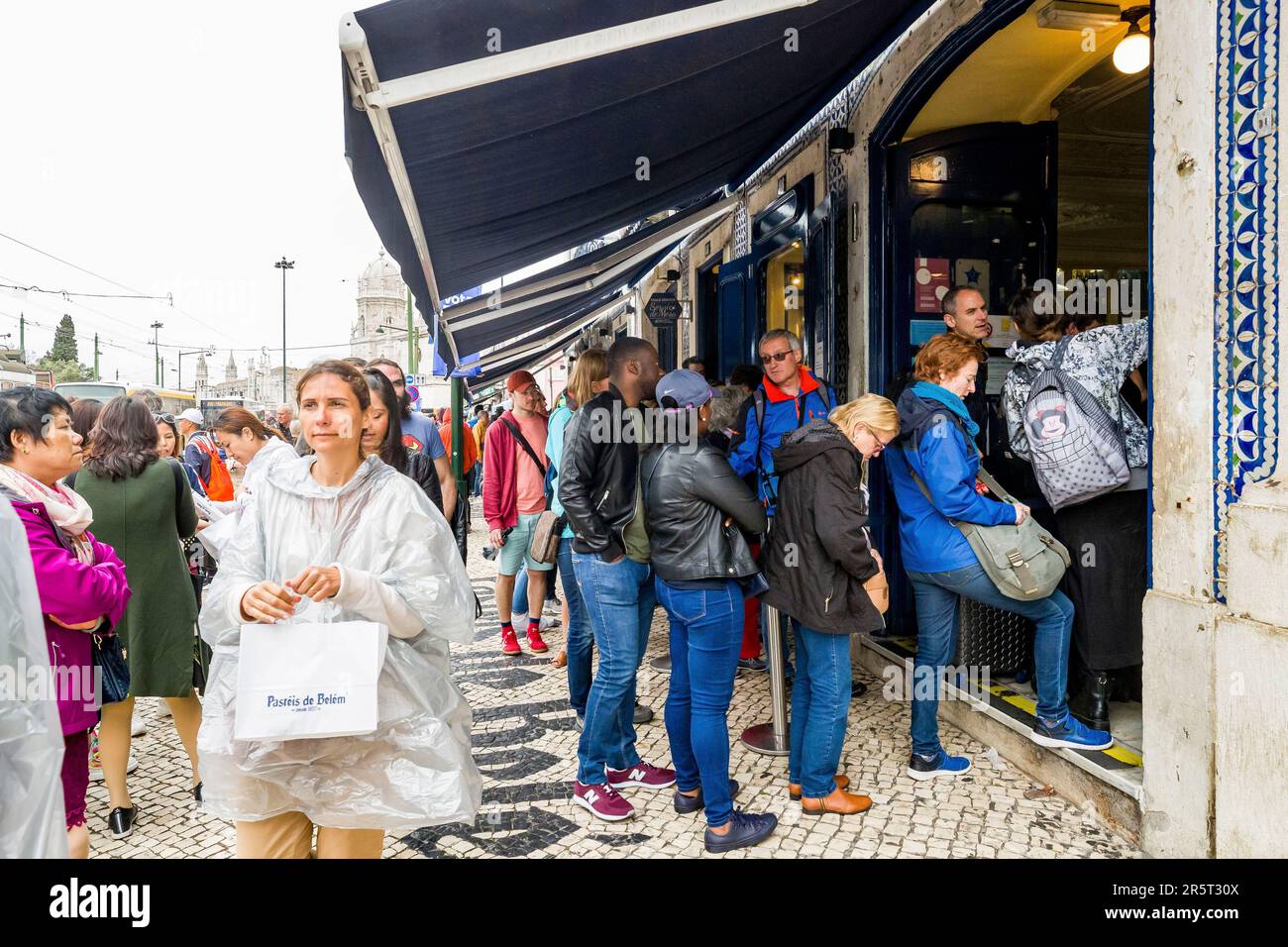 Portugal, Lisbonne, quartier de Belèm, foule de touristes devant la célèbre boulangerie historique qui fabrique Pasteis de Belém depuis 1837 selon une recette ancienne et secrète du Mosteiro dos Jerónimos (monastère de Jerónimos) Banque D'Images