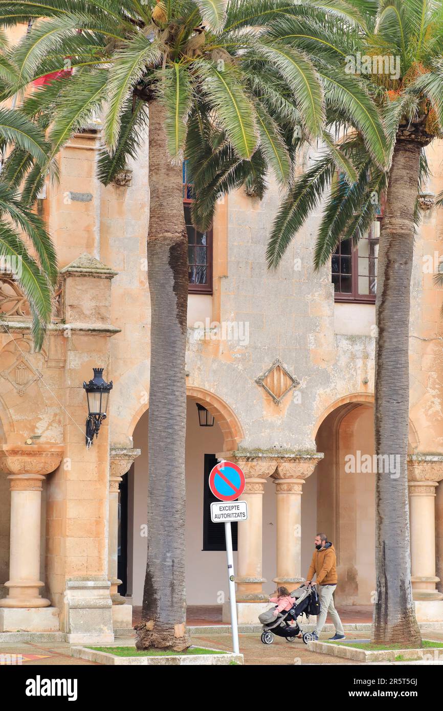 Espagne, Iles Baléares, Minorque, Ciutadella, Hôtel de ville (Ajuntament), bâtiment néoclassique du 17th siècle, père avec une poussette et son enfant Banque D'Images