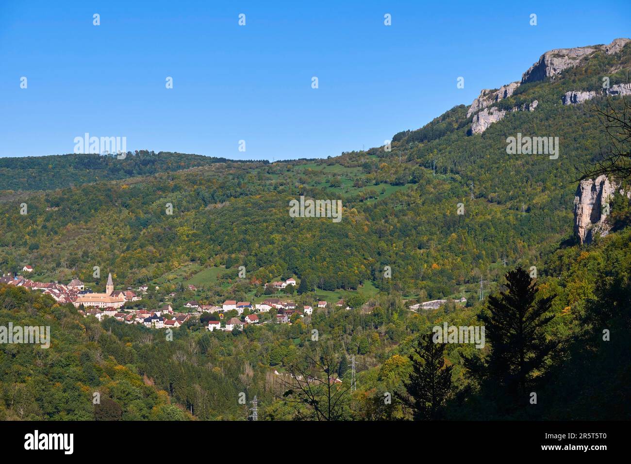 France, Doubs, Mouthier haute Pierre, panorama sur la vallée de la Loue et le village Banque D'Images