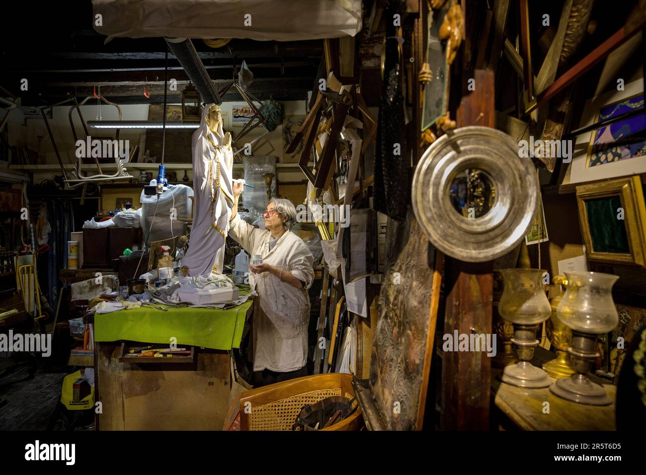 Italie, Vénétie, Venise, classée au patrimoine mondial de l'UNESCO, marchand d'antiquités et restaurateur d'art Lucia Castagna dans son studio Banque D'Images