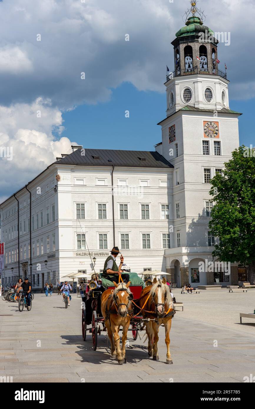 Salzbourg, Autriche - 06.01.2023: Promenade à cheval traditionnelle avec les touristes ion la Residenzplatz de Salzbourg . Banque D'Images