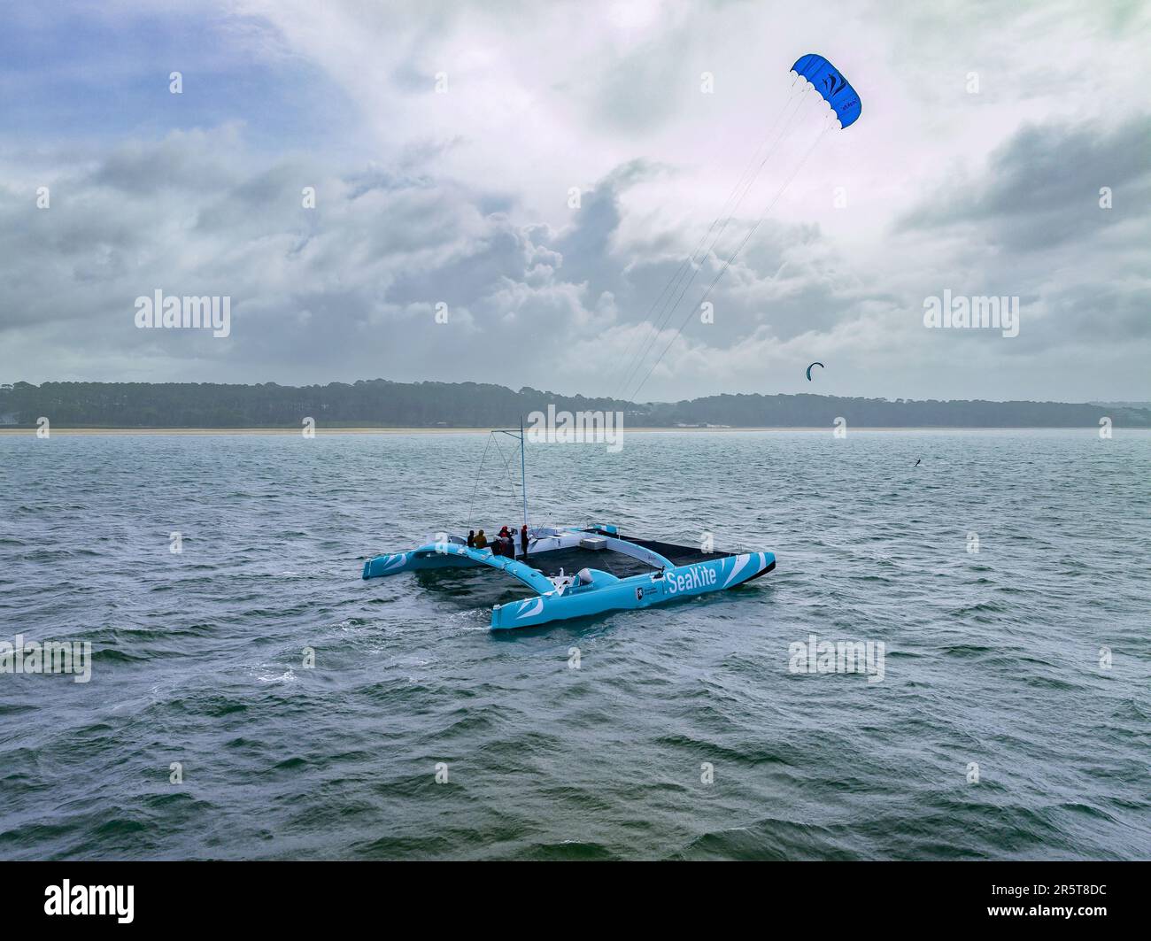 France, Gironde, bassin d'Arcachon, le SeaKite est le résultat de la transformation de l'hydraplaneur, le catamaran de record de vitesse créé par le navigateur et ingénieur Yves Parlier. Il a été entièrement repensé pour devenir le laboratoire de traction kite (vue aérienne) Banque D'Images