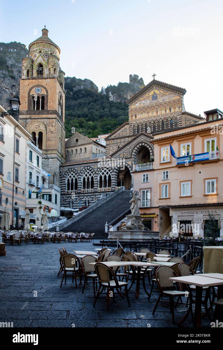 VILLE D'AMALFI, ITALIE - 28th 2023 AVRIL : vue sur la cathédrale Saint-Andrea et les marches qui l'mènent depuis la Piazza del Duomo. Amalfi, Italie Banque D'Images