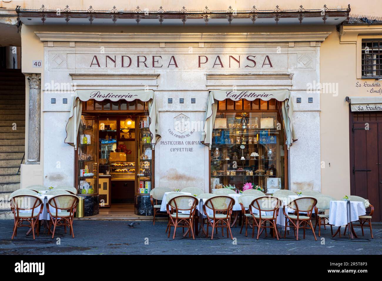 VILLE D'AMALFI, ITALIE - AVRIL 28th 2023: PASTICERIA Andrea Pansa,  pâtisserie et café est situé sur la place de l'emain dans la ville d'Amalfi  Photo Stock - Alamy