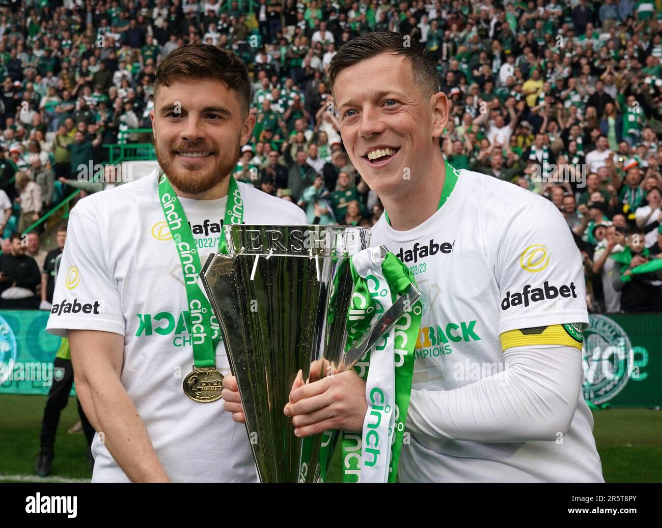 Callum Forrest James Forrest et Callum McGregor du Celtic avec le trophée suivant le ...