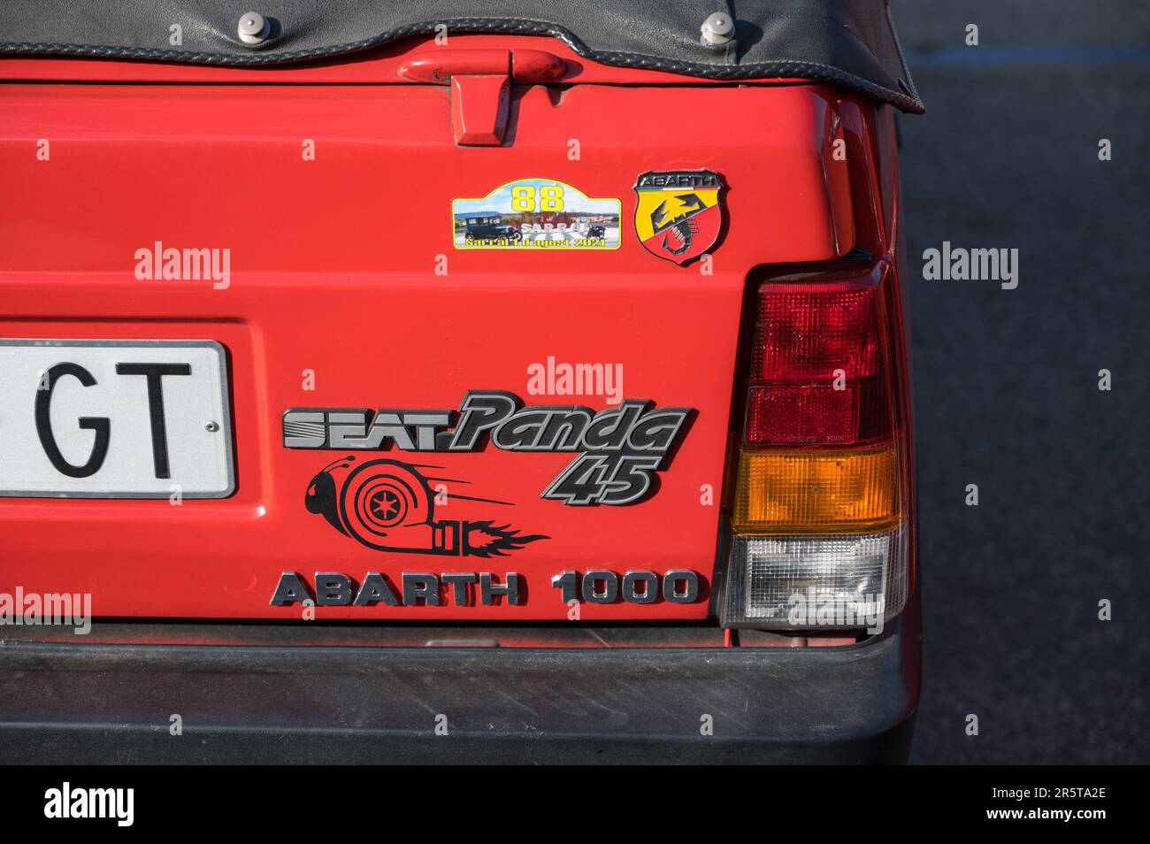 Détail du logo, de l'emblème, de l'insigne et des lettres d'un siège rouge classique Panda Marbella 45 Abarth 1000 Banque D'Images