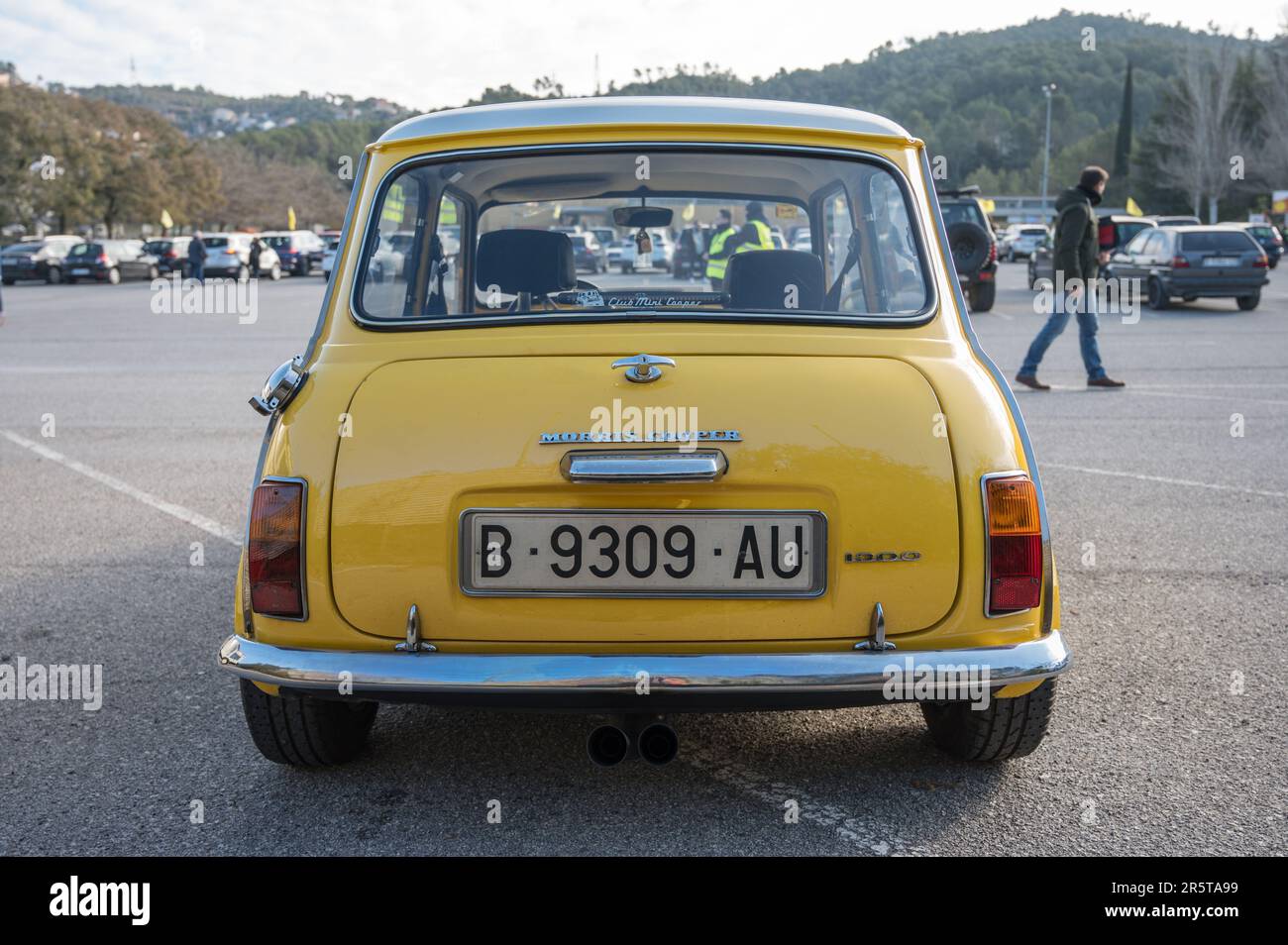 Vue arrière d'un Morris Mini Cooper S 1300 jaune classique avec un toit blanc Banque D'Images