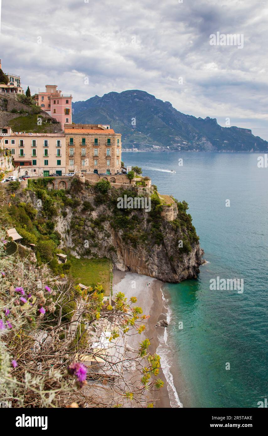 ATRANI, ITALIE - AVRIL 30th 2023 : vue panoramique sur le village d'Atrani, Italie. Atrani est un complexe situé sur la côte amalfitaine entouré de falaises et de paysages côtiers. Banque D'Images