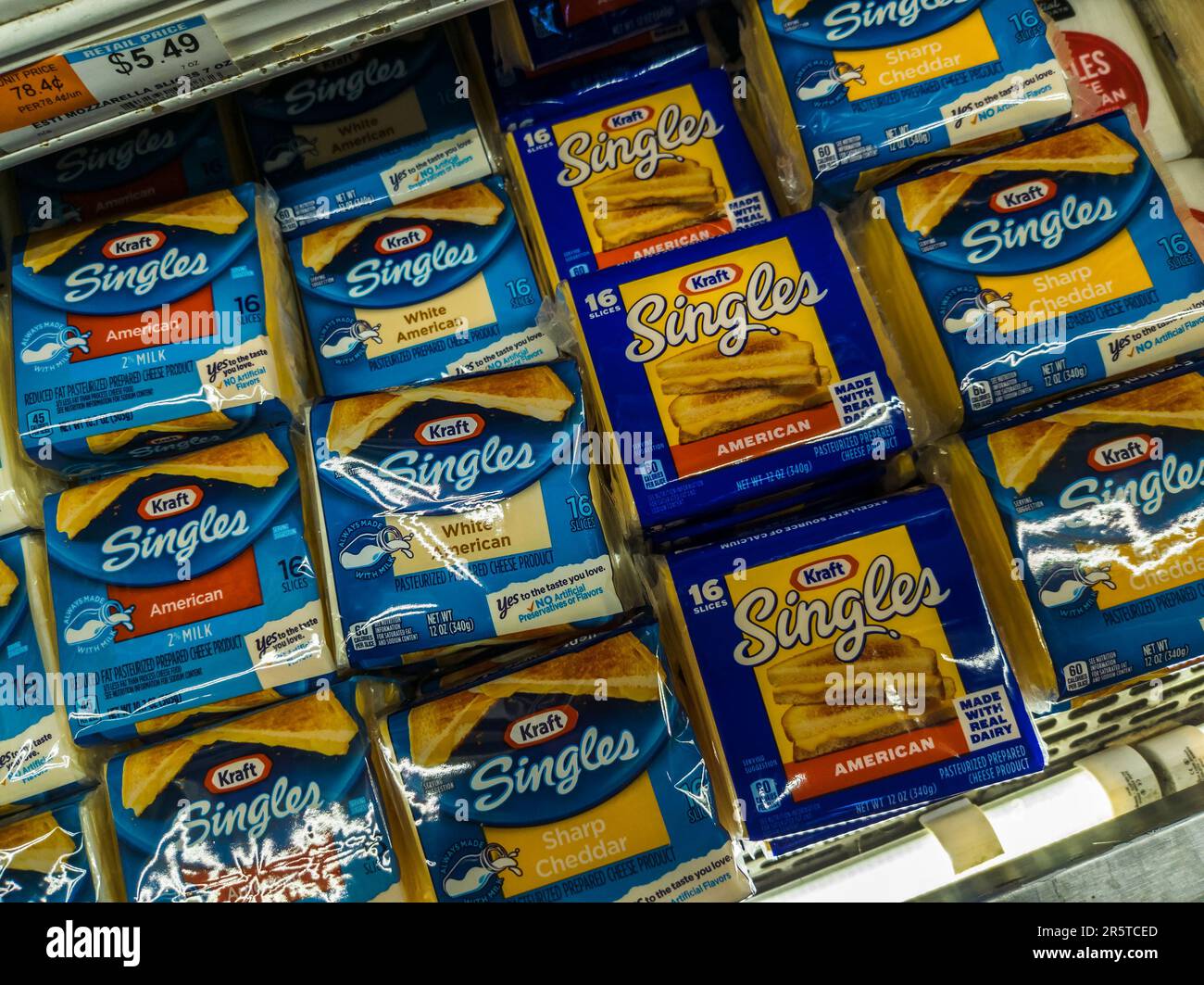 Paquets de fromage américain Kraft simple dans un supermarché à New York jeudi, 25 mai 2023. Le nouvel emballage, au centre droit avec bordure bleue, donne au produit emblématique un aspect frais et la tranche de l'emballage individuel sera plus facile à ouvrir. (© Richard B. Levine) Banque D'Images