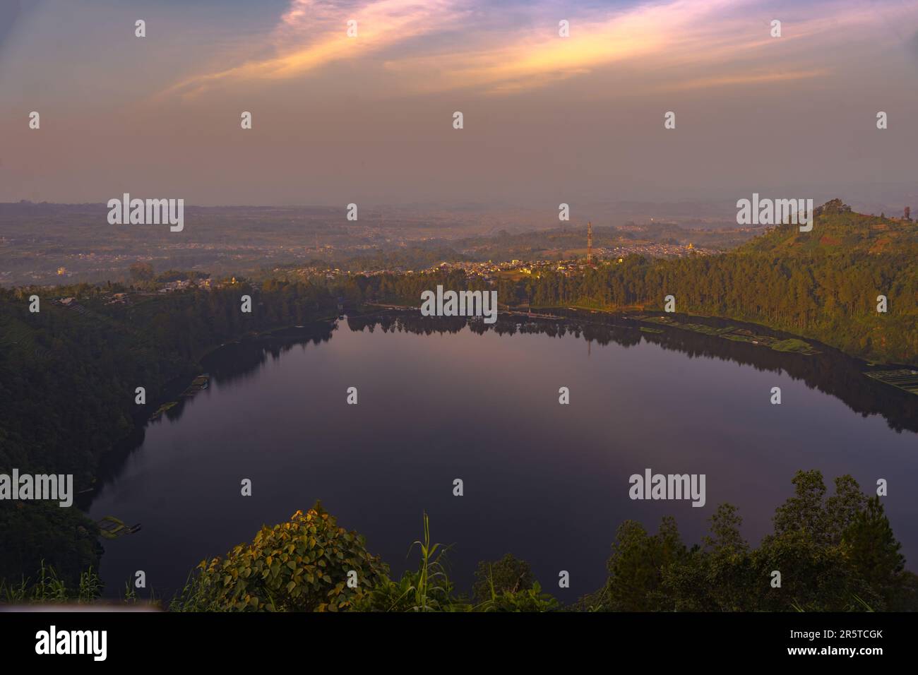 Telaga Menjer ou Lac Menjer à Wonosobo, Central Java, Indonésie. Prise d'une colline au-dessus du lac. Banque D'Images