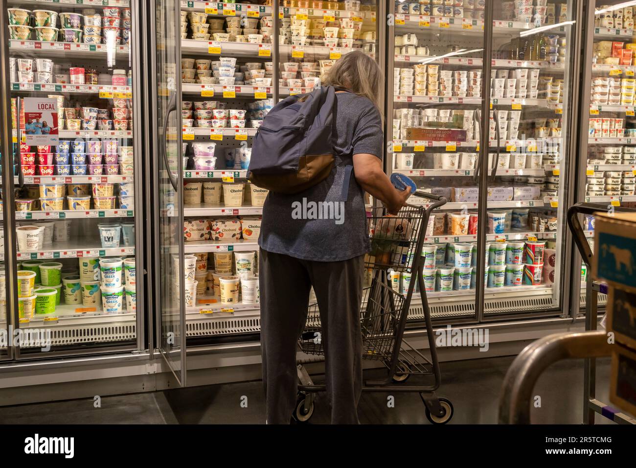 Shopping dans un supermarché Whole Foods Market à New York vendredi, 26 mai 2023. L’inflation a grimpé en 2021-2022 jusqu’à un point jamais vu depuis les années 1980, mais bien qu’elle soit encore plus élevée que ce que la Fed souhaiterait voir tomber. (© Richard B. Levine) Banque D'Images