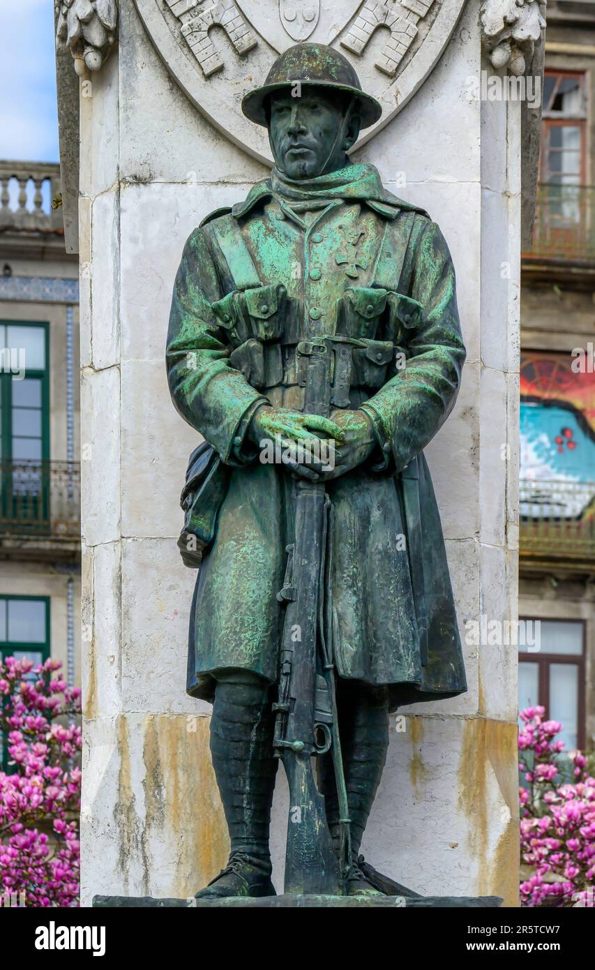 Porto, Portugal - 15 février 2023 : sculpture en l'honneur de ceux qui sont tombés pendant la première Guerre mondiale Banque D'Images