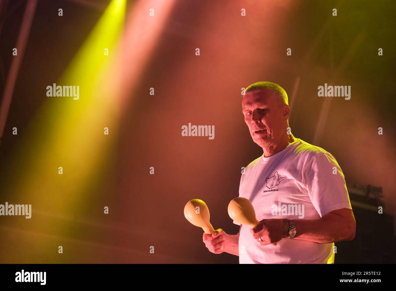 Anglais, danseur, Mark Berry, alias Bez, qui se produit avec les Happy Mondays au Wychwood Festival, Cheltenham, Royaume-Uni. 2 juin 2023 Banque D'Images