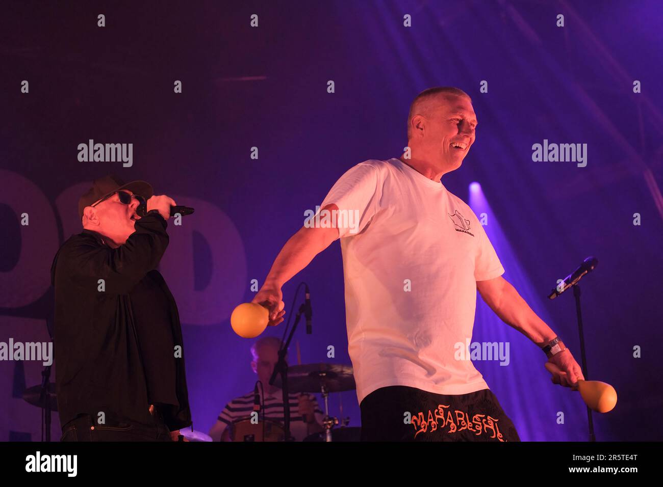 Anglais, danseur, Mark Berry, alias Bez, qui se produit avec les Happy Mondays au Wychwood Festival, Cheltenham, Royaume-Uni. 2 juin 2023 Banque D'Images