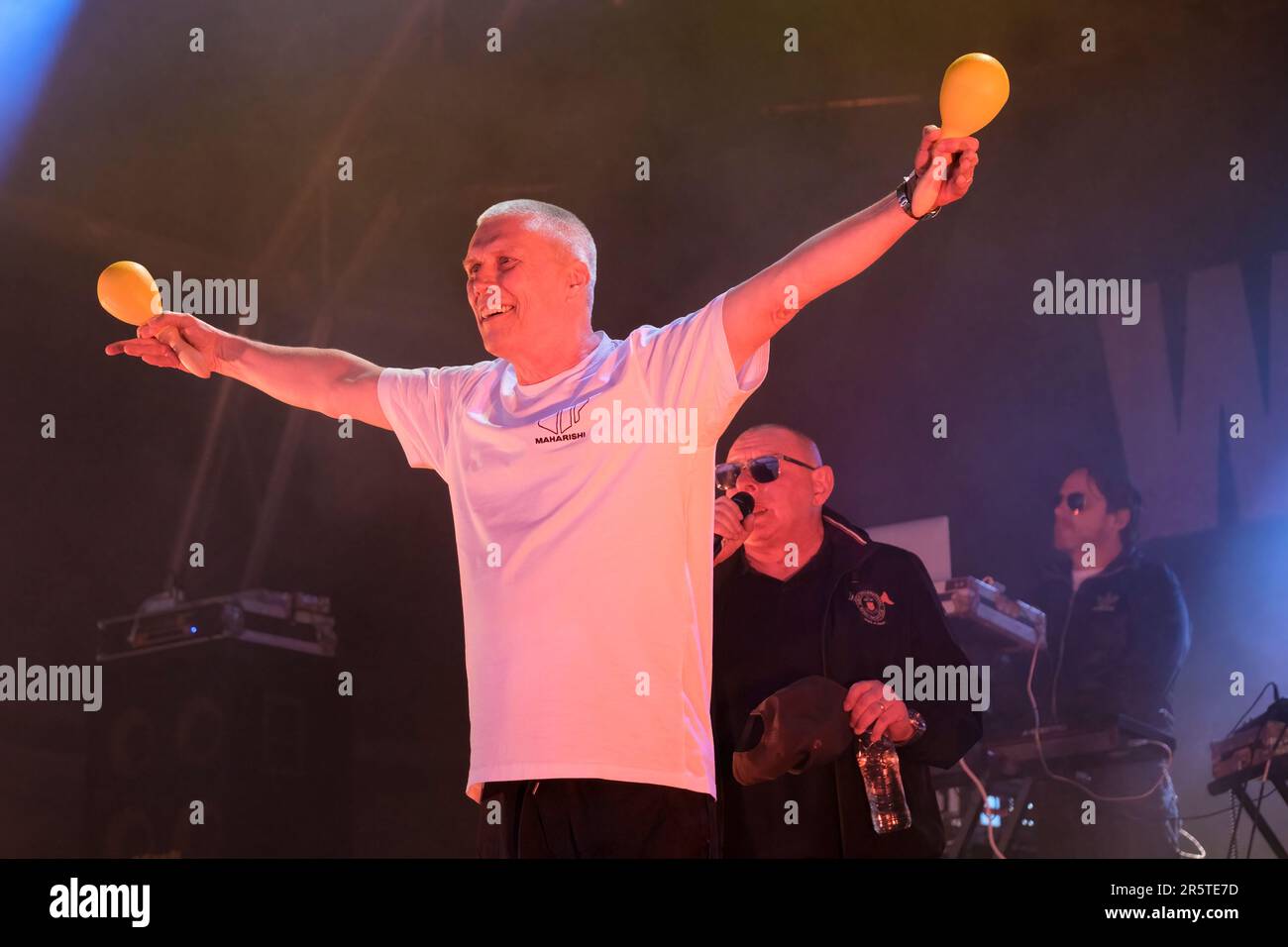 Anglais, danseur, Mark Berry, alias Bez, qui se produit avec les Happy Mondays au Wychwood Festival, Cheltenham, Royaume-Uni. 2 juin 2023 Banque D'Images